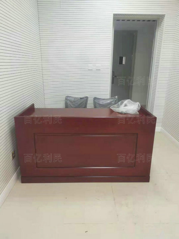 木质审讯桌