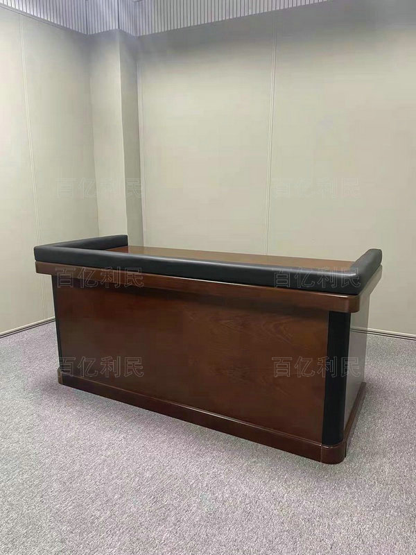 木质审讯桌